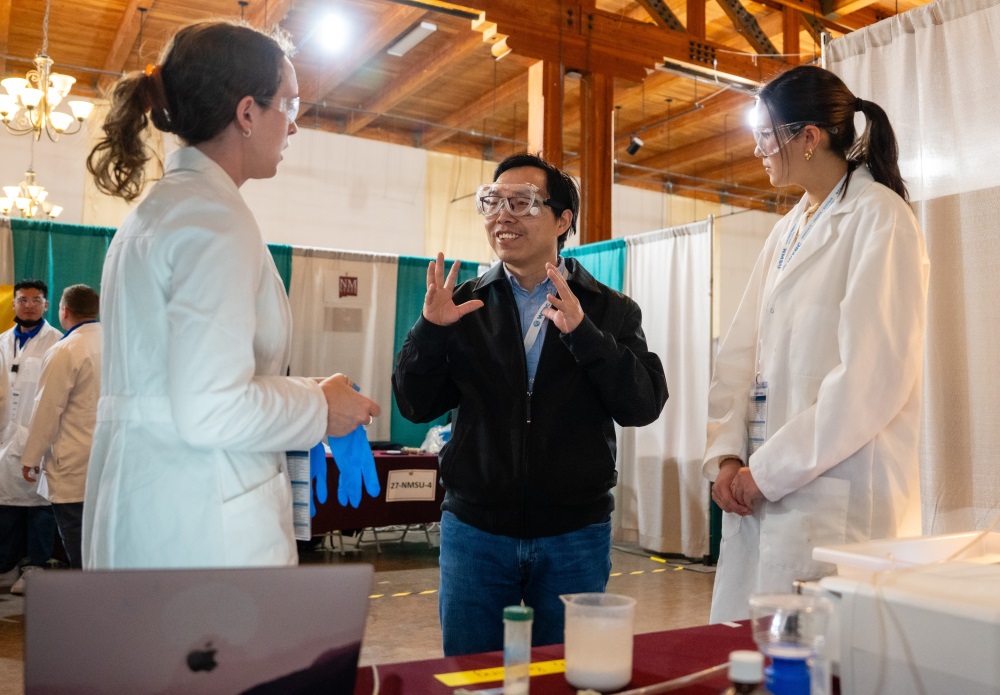Faculty Speaking with Students at Bench-scale Demos